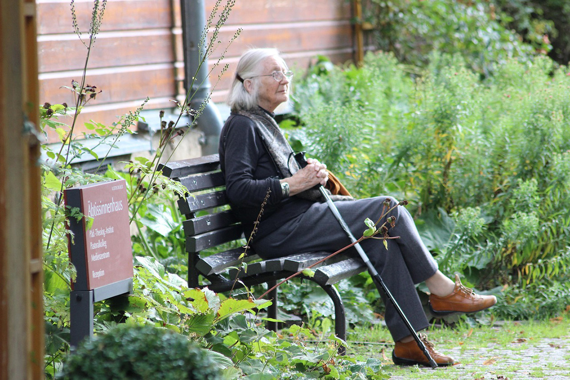 How Do Caregivers Manage Dementia-Related Behaviors?